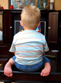 Ребёнок смотрит телевизор