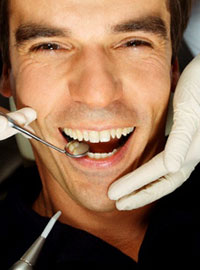 Мужчина на приёме у стоматолога