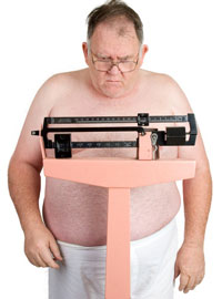 Толстый мужчина на весах