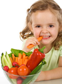 Девочка, кушающая овощи
