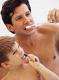 Отец и сын чистят зубы