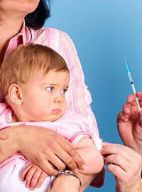 Ребёнку делают прививку