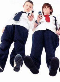 Подростки с мобильными телефонами