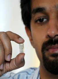 Профессор Ризван Баширулла (Rizwan Bashirullah) с таблеткой, снабженной микрочипом и антенной