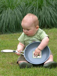 Ребёнок со сковородой