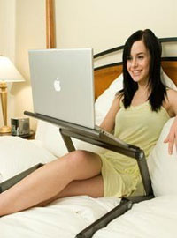 Девушка в постели с ноутбуком