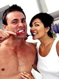 Мужчина и девушка чистят зубы