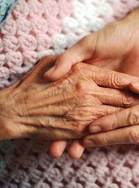 Многие пожилые люди подвержены болезни Альцгеймера, но среди раковых больных случаев слабоумия меньше