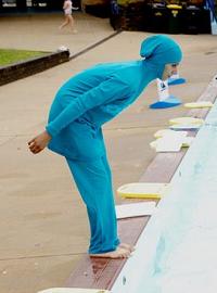 Мусульманские женщины даже плавают в платке и закрытой одежде