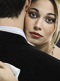 Девушка в слезах обнимает мужчину