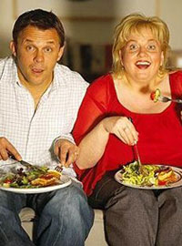 Мужчина и женщина употребляющие пищу