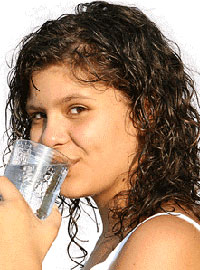Девушка со стаканом воды