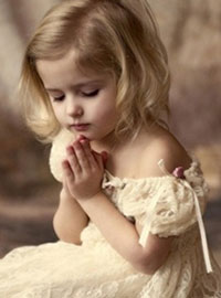 Молящаяся девочка