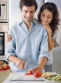 Мужчина и женщина готовят на кухне