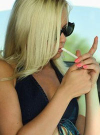 Курящая блондинка