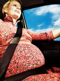 Беременная женщина за рулём автомобиля