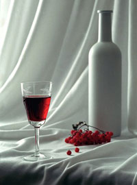 Бокал красного вина на столе