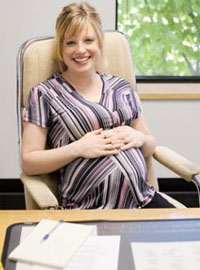 Беременная женщина в офисе