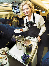 Стюардесса предлагает еду в самолёте