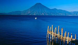 Озеро Атитлан (Atitlan) со своим вулканом, Гватемала