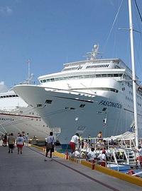 Лайнер Carnival Cruise Lines в мексиканском порту