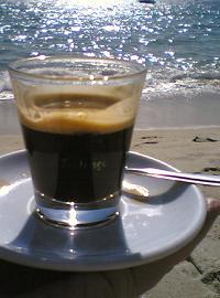 Кофе на пляже защитит от губительного ультрафиолета