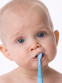 Ребёнок чистит зубы
