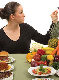Девушка за столом с фруктами