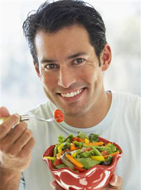 Мужчина ест салат