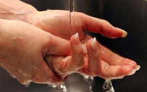 Лучше мыть руки в тёплой, а не горячей воде