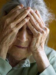 Болезнь Альцгеймера начинается с нарушений памяти и заканчивается полным распадом личности